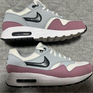 Nike Air Max 90s, Women’s 7.5